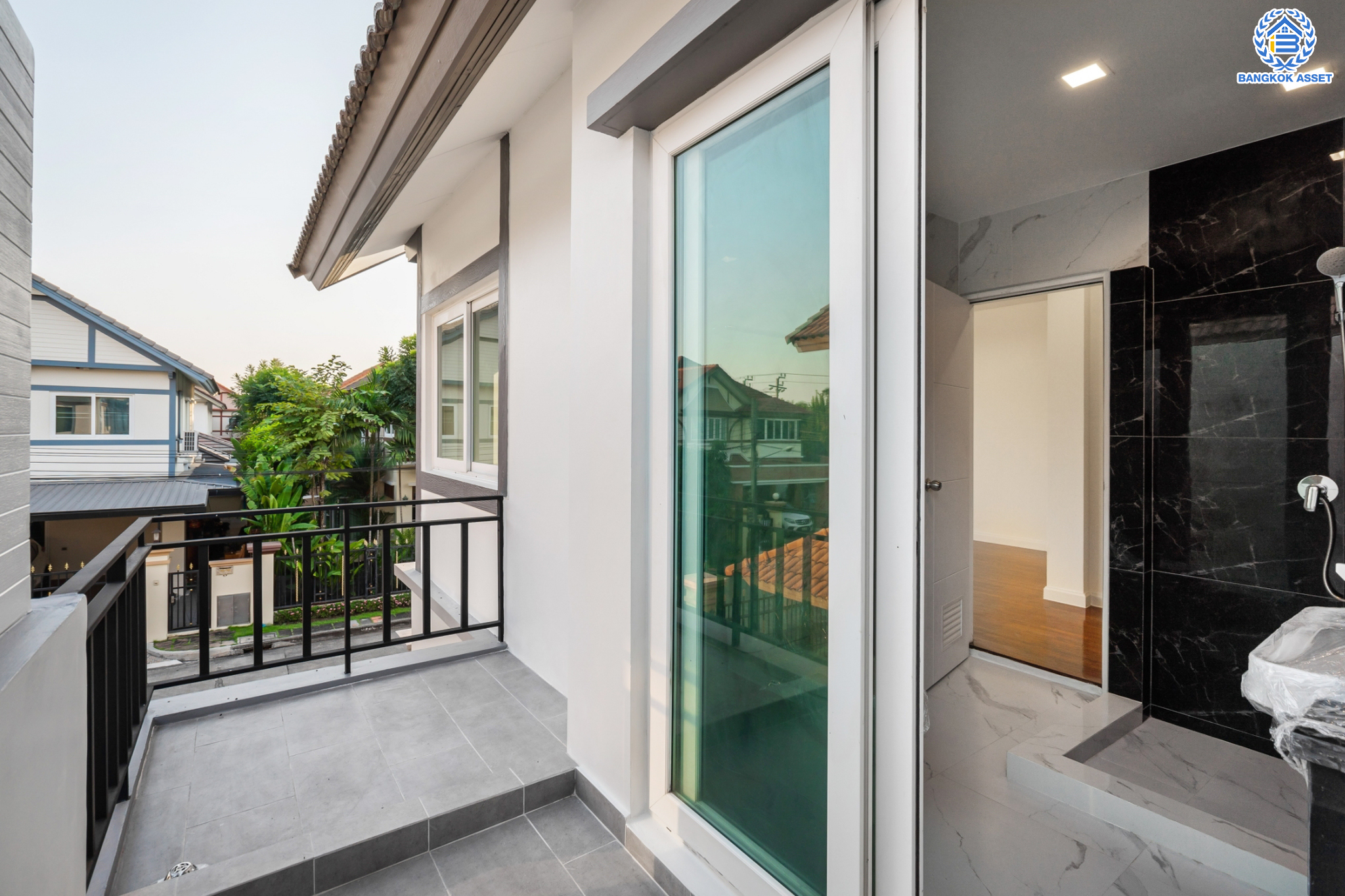 บ้านมือสองตกแต่งใหม่ ม.ลัดดารมย์ วัชรพล แบรนด์ Q.House เนื้อที่ 85.9 ตร.ว. ฟังก์ชัน 4 ห้องนอน 4 ห้องน้ำ จอดรถได้ 2 คัน Facilities ครบครัน บนทำเลเชื่อมต่อหลายเส้นทาง ถ.รามอินทรา ถ.สายไหม และถ.พหลโยธิน ใกล้สนามบินดอนเมือง ทางด่วน "ศรีรัช" และ "เซ็นทรัลรามอินทรา"